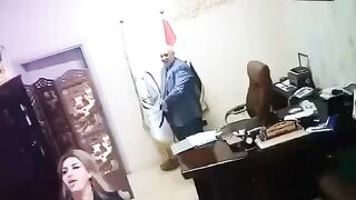 الفديو الكامل 5 دقايق لـ فضيحة مدير عام المشاريع النفطية ومديرة قسم الشؤون المالية العراقي - موطة